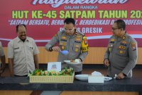 Wakapolres Gresik Kompol Shabda Purusha Putra saat potong tumpeng