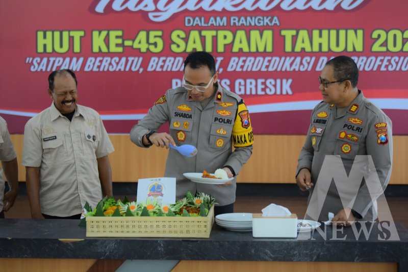 Wakapolres Gresik Kompol Shabda Purusha Putra saat potong tumpeng