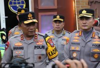Kapolda Jatim Irjen Pol Drs. Nanang Avianto didampingi Kapolresta Malang Kota Kombespol Nanang Haryono