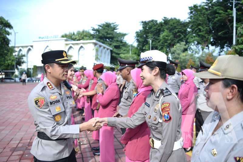 Kapolres Gresik AKBP Rovan Richard Mahenu pimpin kenaikan pangkat