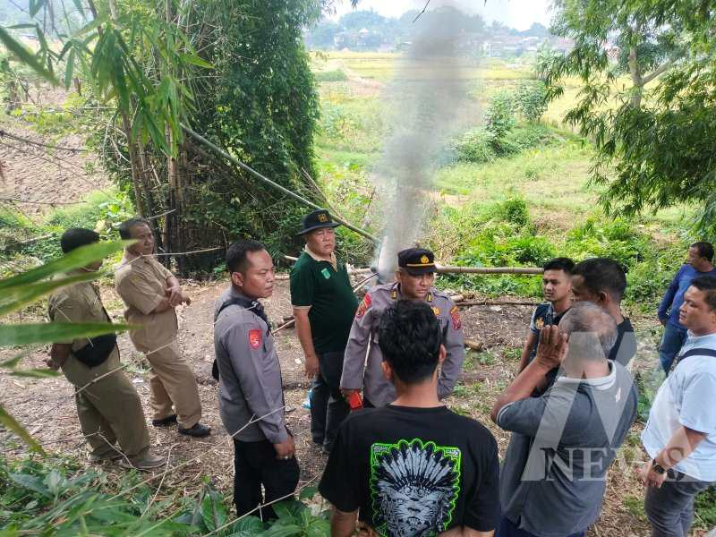 Polres Pasuruan bakar alat judi sabung ayam