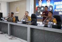 Kapolres Tulungagung AKBP Muhammad Taat Resdi berikan keterangan