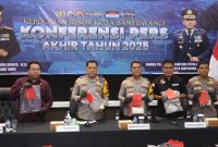 Kapolresta Banyuwangi Kombespol Rama Samtama Putra saat Anev akhir tahun