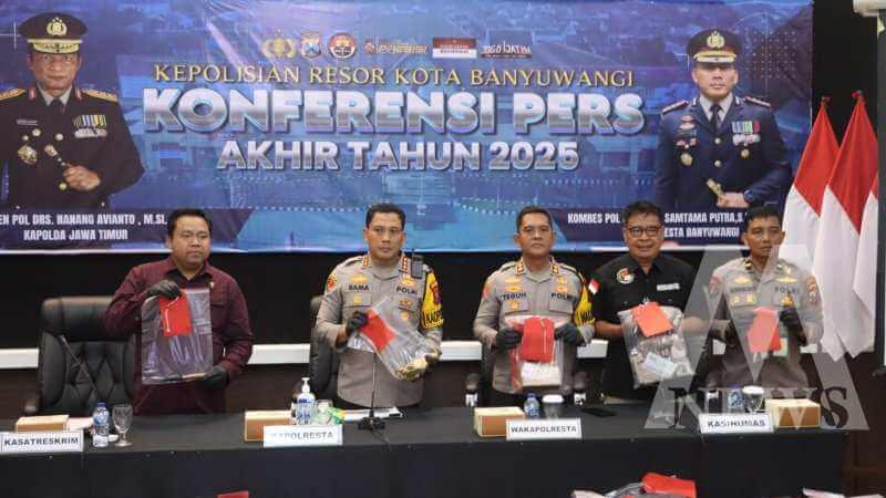 Kapolresta Banyuwangi Kombespol Rama Samtama Putra saat Anev akhir tahun