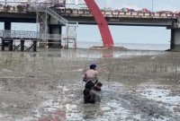 Ditpolairud Polda Jatim selamatkan 2 anak terjebak lumpur