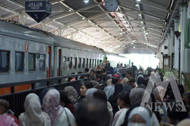KAI Commuter wilayah 8 kembali layani pekerja dan pelajar