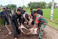 Polri dan masyarakat bersama siswa PSHT lakukan kerja bakti