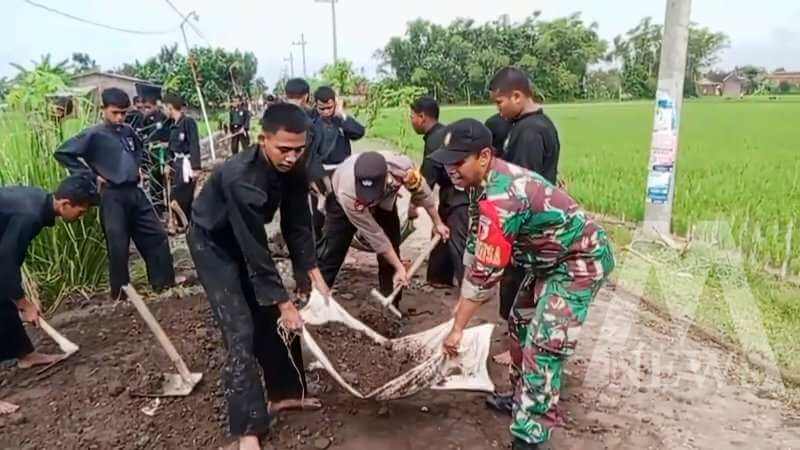 Polri dan masyarakat bersama siswa PSHT lakukan kerja bakti