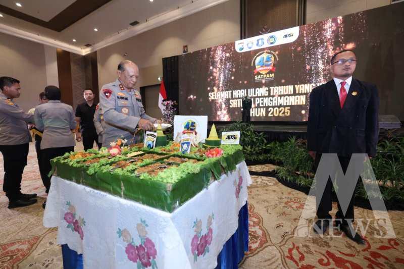 Kapolda Jatim Irjen Pol Drs. Nanang Avianto saat potong tumpeng peringati HUT Satpam
