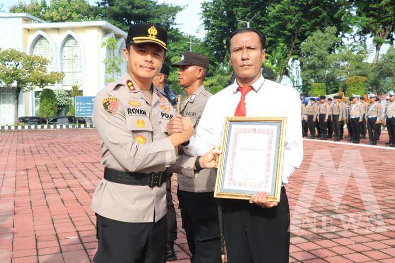 Kapolres Gresik AKBP Rovan Richard Mahenu beri penghargaan anggota berprestasi