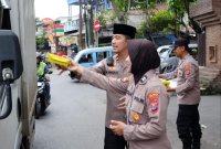 Kapolsek Taman Kompol Kanisius Franata saat berbagi makanan