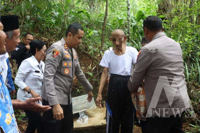 Kapolres Pacitan AKBP Ayub Diponegoro Azhar didampingi Ipda Purnomo
