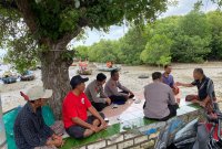 Satpolairud Polres Gresik bersama nelayan Mengare ngopi bareng