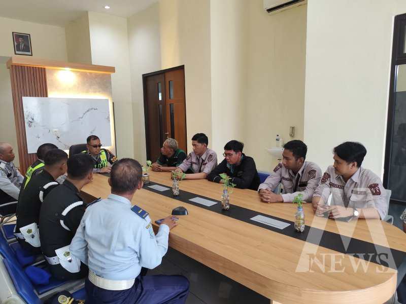 Kanit Kamsel Satlantas Polres Gresik Ipda Andreas Dwi Anggoro edukasi driver bus trans Jatim