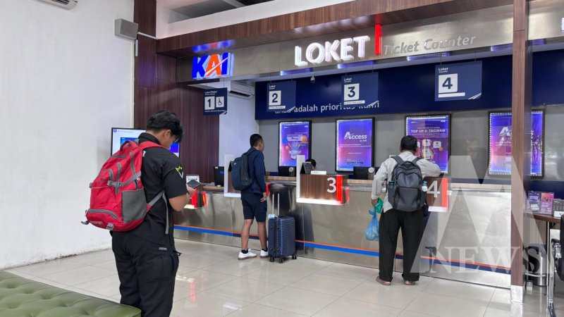 Dampak luapan air di lintas Utara, jalur KA di Pekalongan terendam air