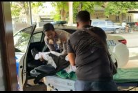 Kasat Lantas Polresta Banyuwangi Kompol Elang Prasetyo bantu korban laka tunggal