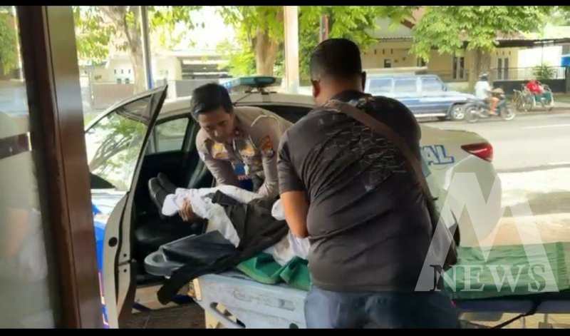 Kasat Lantas Polresta Banyuwangi Kompol Elang Prasetyo bantu korban laka tunggal