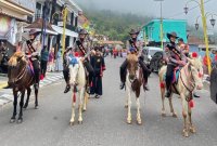 Polwan Polres Magetan patroli keamanan berkuda di tempat wisata Sarangan