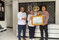 Kapolres Pelabuhan Tanjung Perak Surabaya AKBP Wahyu Hidayat terima penghargaan dari Pelindo 3 Surabaya