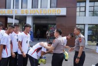 Kapolres Bojonegoro AKBP Afrian Satya Permadi lepas tim bola voli Berlaga di Kejurprov Jatim