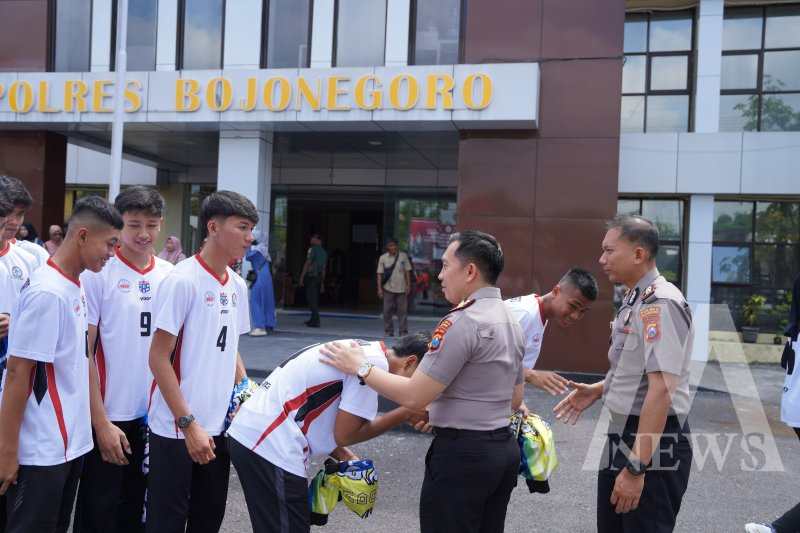 Kapolres Bojonegoro AKBP Afrian Satya Permadi lepas tim bola voli Berlaga di Kejurprov Jatim