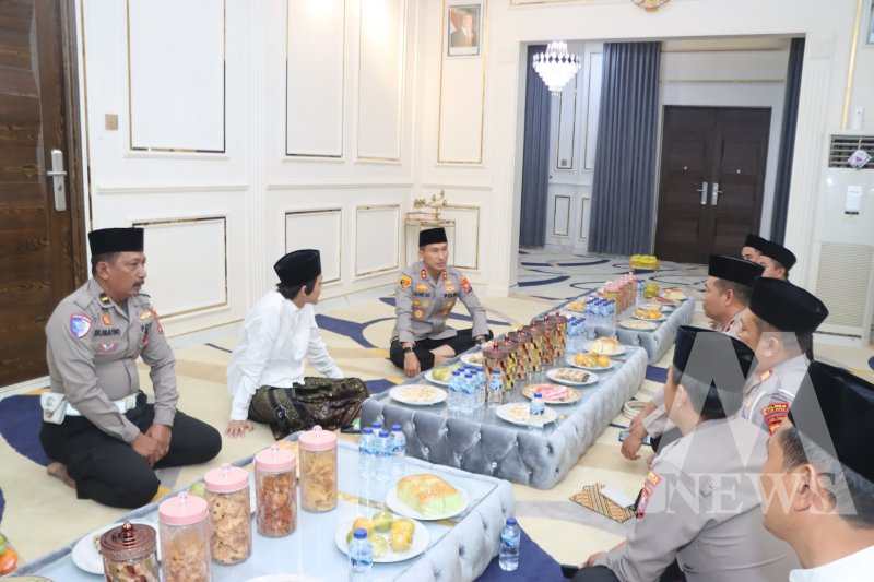 Kapolres Blitar Kota AKBP Kalfaris Triwijaya Lalo silaturahmi ke tokoh ulama