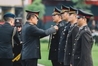 Kapolda Jatim Irjen Pol Drs. Nanang Avianto anugerahkan Tanda Kehormatan Pengabdian