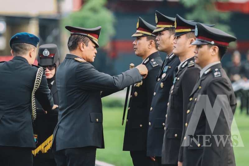 Kapolda Jatim Irjen Pol Drs. Nanang Avianto anugerahkan Tanda Kehormatan Pengabdian