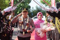 Kapolres Nganjuk AKBP Suria Miftah Irawan disambut tradisi pedang pora dan kesenian banjari