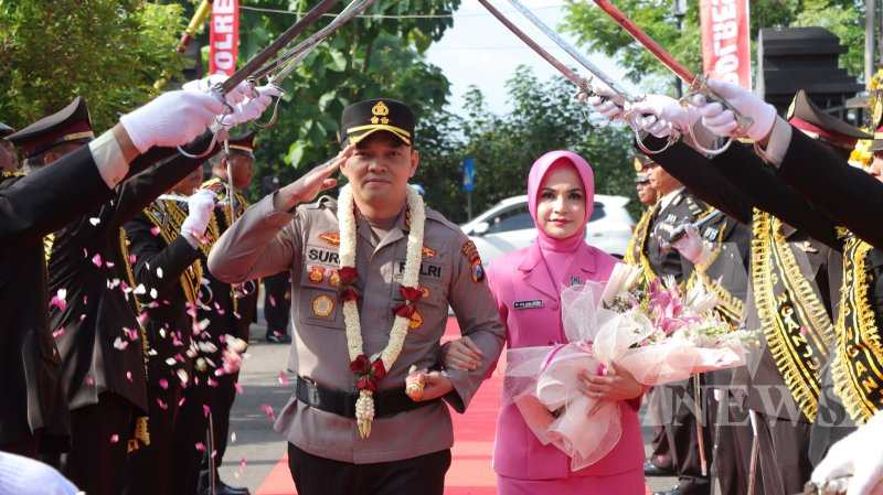 Kapolres Nganjuk AKBP Suria Miftah Irawan disambut tradisi pedang pora dan kesenian banjari