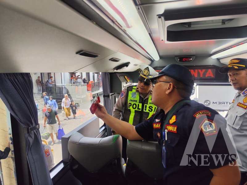 Kanit Kamsel Satlantas Polres Gresik, Ipda Andreas cek angkutan umum di terminal Bunder