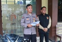 Kasi Humas Polres Pelabuhan Tanjung Perak Surabaya Iptu Suroto berikan keterangan