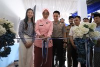 Kapolres Kediri Kota AKBP Anggi Saputra Ibrahim bersama Ketua Pengurus Yayasan Kemala Bhayangkari Cabang Kediri Kota resmikan SPPG