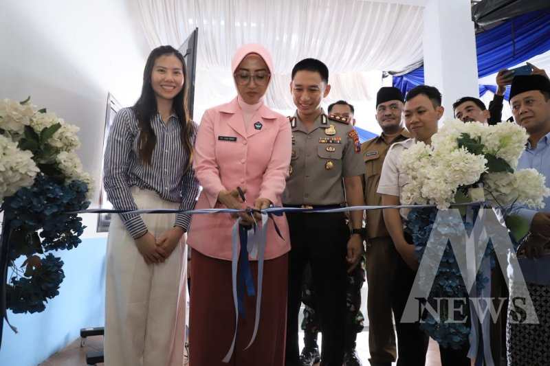 Kapolres Kediri Kota AKBP Anggi Saputra Ibrahim bersama Ketua Pengurus Yayasan Kemala Bhayangkari Cabang Kediri Kota resmikan SPPG