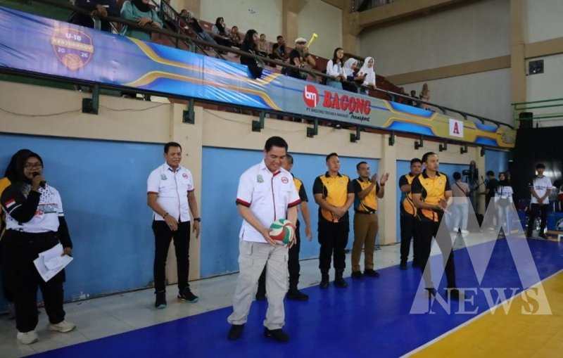 Kabid Humas Polda Jatim Kombespol Jules Abraham Abast buka bola voli indoor di lembu peteng Tulungagung