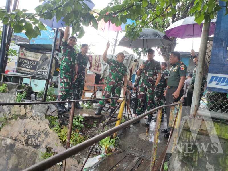 Danrem 084/BJ Brigjen TNI Danny Alkadrie cek jembatan di Genting Kalianak