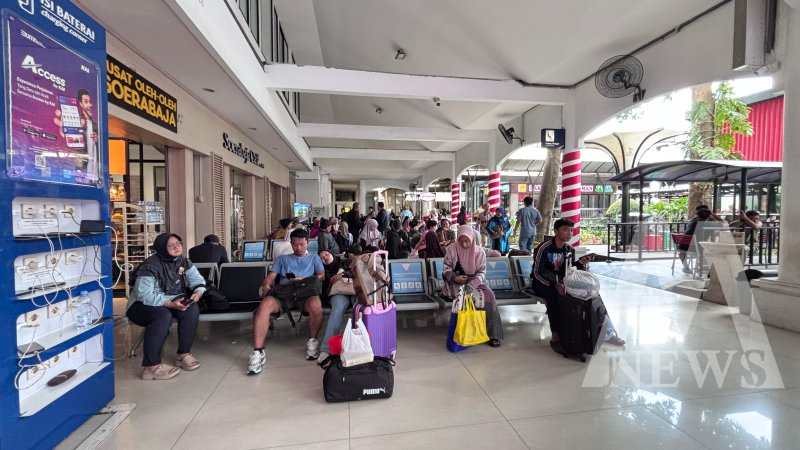 Pengguna KAI Daop 8 Surabaya saat libur panjang akhir pekan