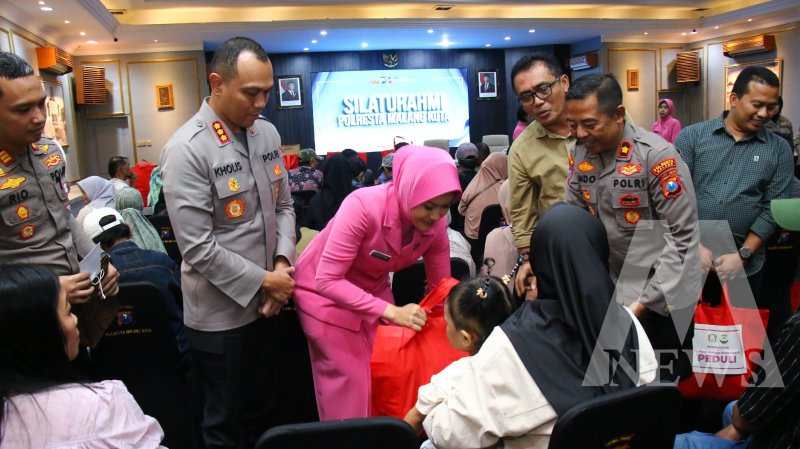 Kapolresta Malang Kota Kombespol Putu Kholis Aryana silaturahmi ke keluarga korban Kanjuruhan