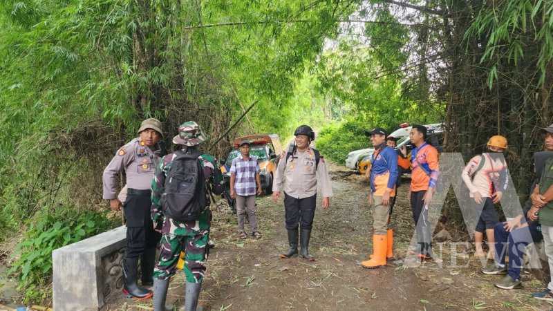 Polres Bondowoso dan tim SAR lakukan pencarian korban hanyut