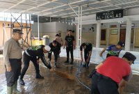 Polres Situbondo bersihkan masjid pasca banjir bandang
