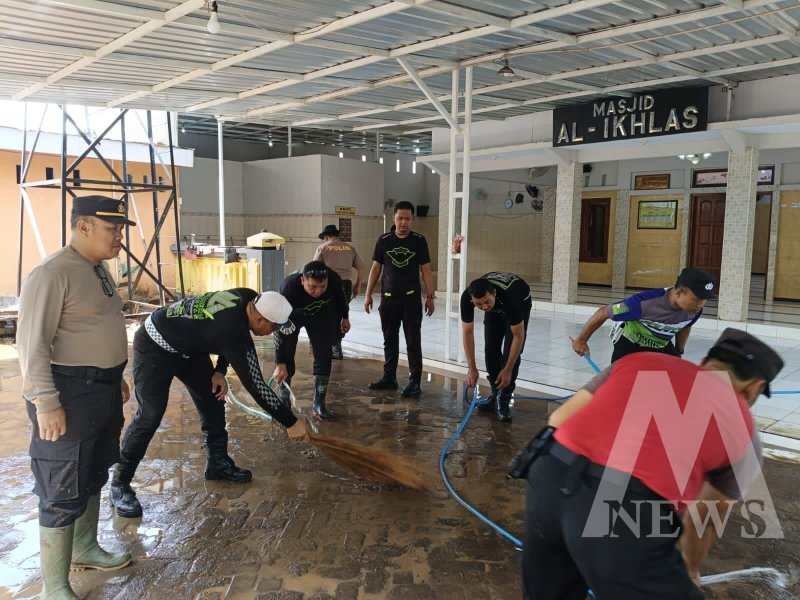 Polres Situbondo bersihkan masjid pasca banjir bandang