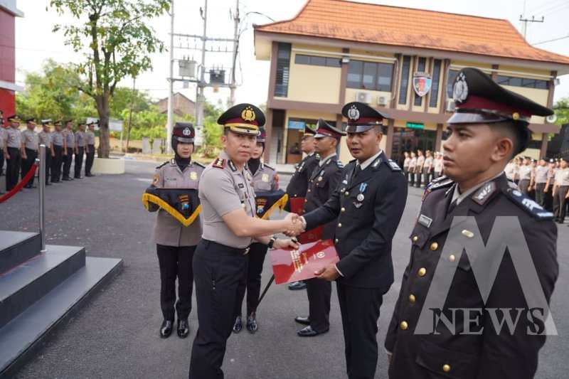 Kapolres Bojonegoro AKBP Afrian Satya Permadi beri penghargaan 78 personil