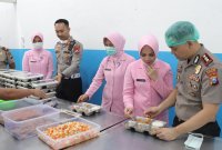 Kapolres Nganjuk AKBP Suria Miftah Irawan bersama Ketua Bhayangkari Cabang Nganjuk Ny. Icha Suria Miftah Cek SPPG