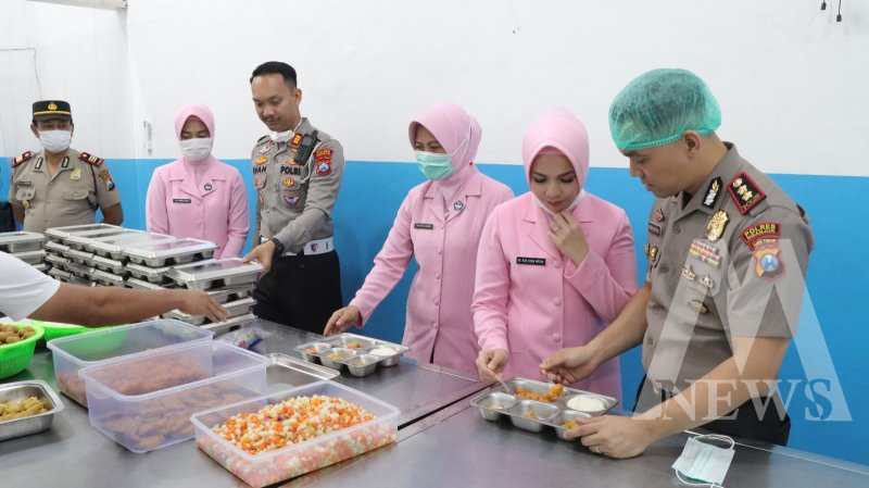 Kapolres Nganjuk AKBP Suria Miftah Irawan bersama Ketua Bhayangkari Cabang Nganjuk Ny. Icha Suria Miftah Cek SPPG