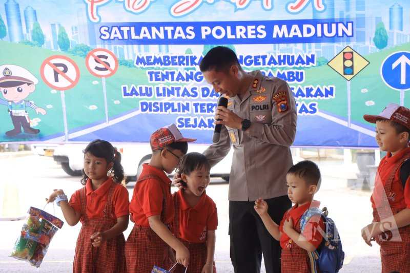 Kapolres Madiun AKBP Kemas Indra Natanegara edukasi anak-anak sejak usia dini