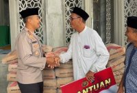 Kapolres Kediri AKBP Bramastyo Priaji salurkan bantuan untuk Masjid An Nur Al-Utsmani