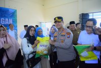 Kapolres Gresik AKBP Ramadhan Nasution beri bantuan beras SPHP