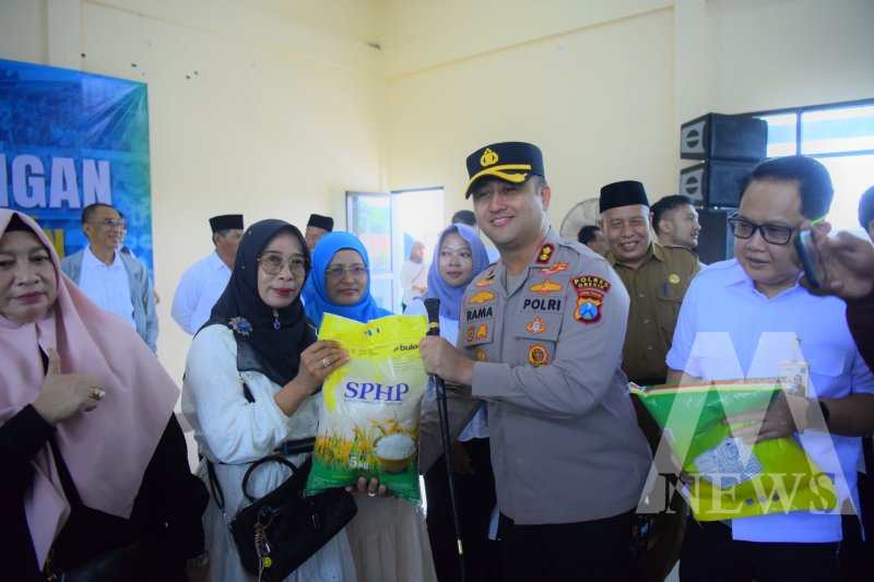 Kapolres Gresik AKBP Ramadhan Nasution beri bantuan beras SPHP