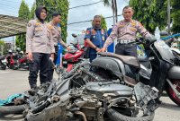 Kasatlantas Polres Kediri Kota AKP Tutud Yudho Prastyawan tunjukkan barang buktinya