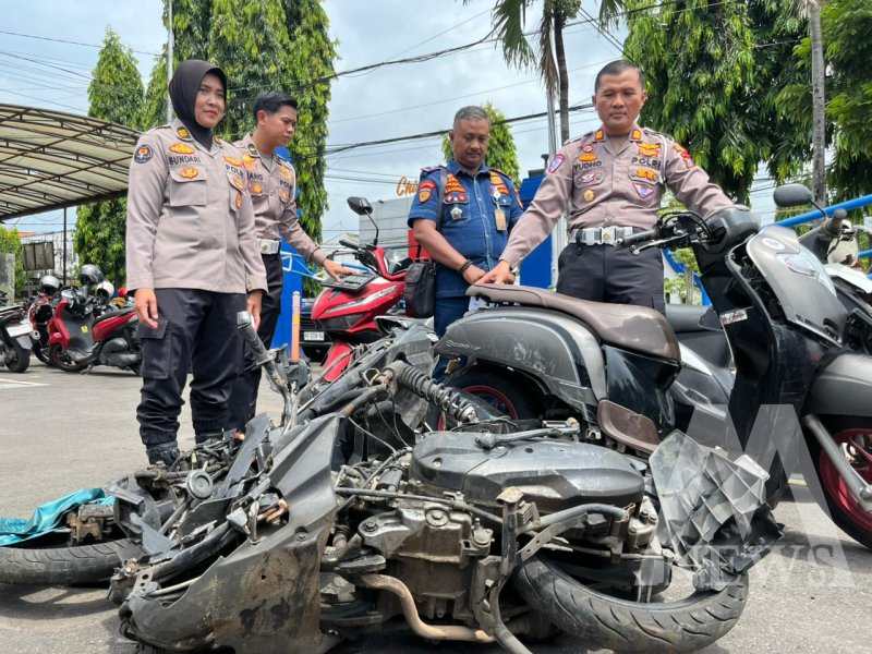 Kasatlantas Polres Kediri Kota AKP Tutud Yudho Prastyawan tunjukkan barang buktinya